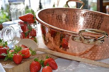 Astuce d'Anne-Sophie: cuire les fraises dans un faitout en cuivre pour une meilleure conservation